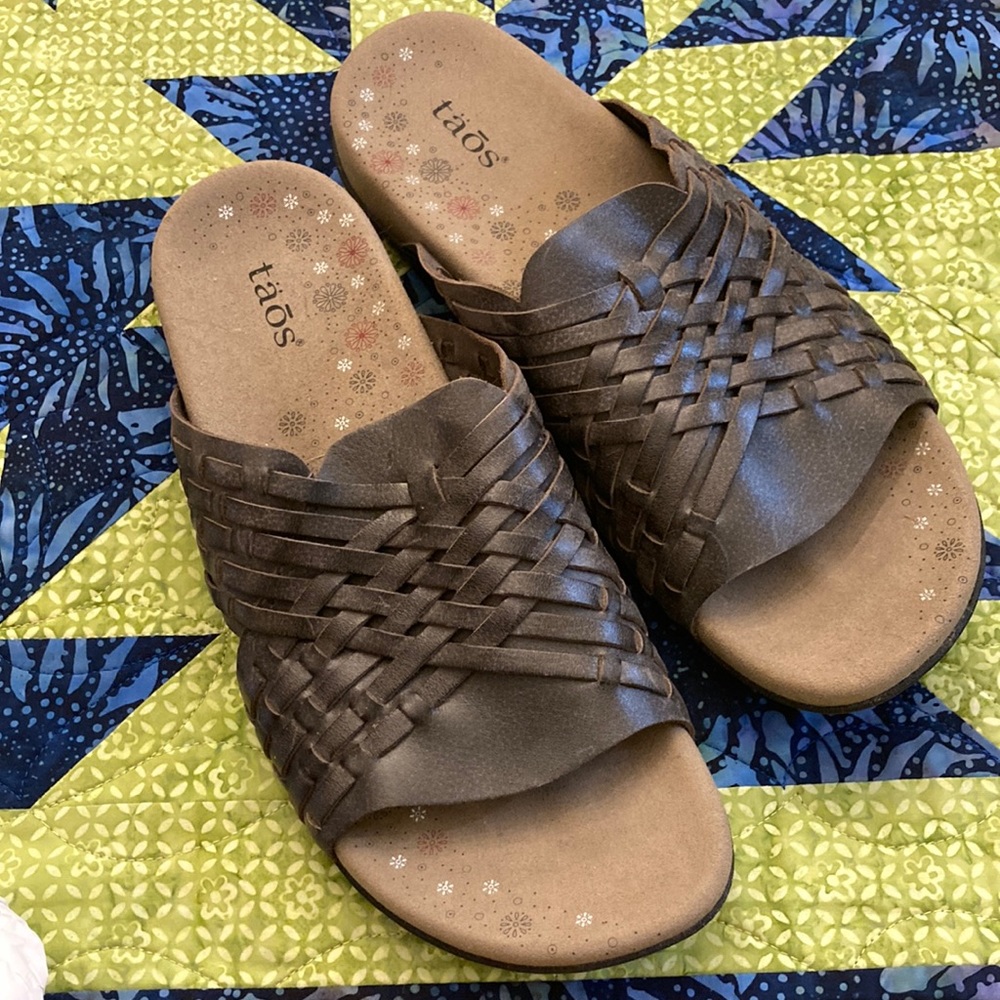 New. Never worn outside. Slides